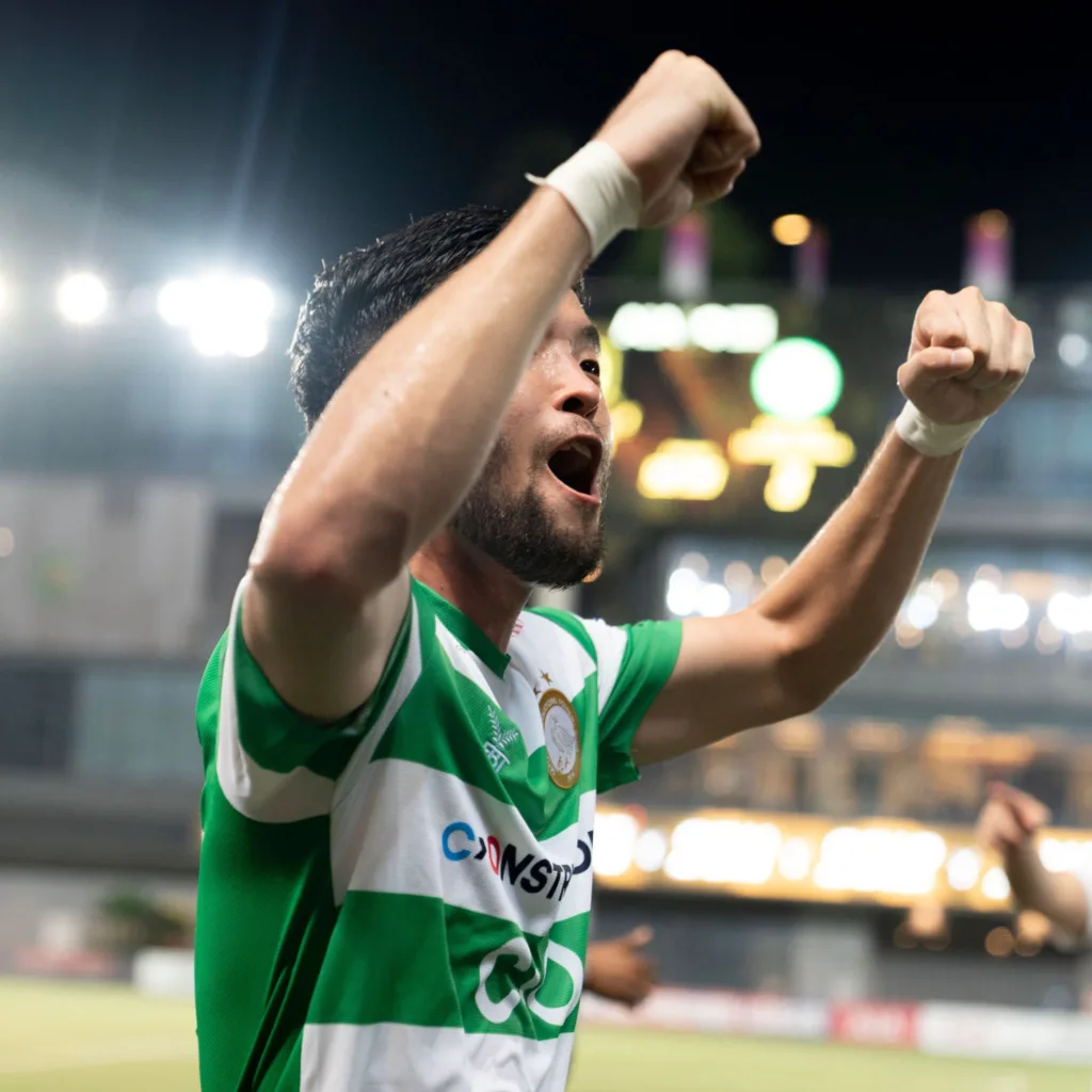 Eagles land sucker punch on the Stags